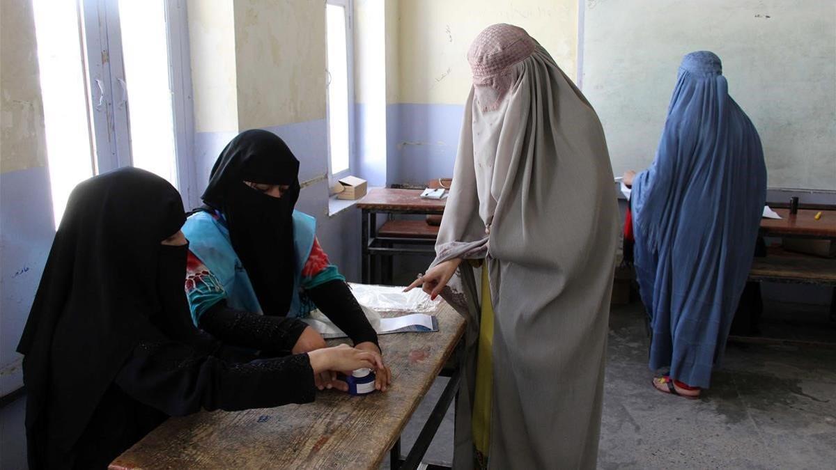 Dos mujeres afganas votan en un colegio de Kandahar, este sábado.