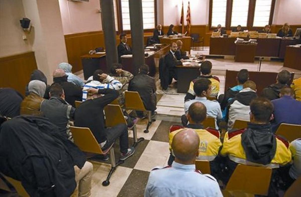 Els ’casuals’ acusats i la resta de processats,durant el judici. Els ’casuals’ acusats i la resta de processats,durant el judici.