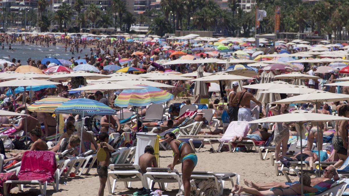 Turistas en la playa de Llevant de Salou.