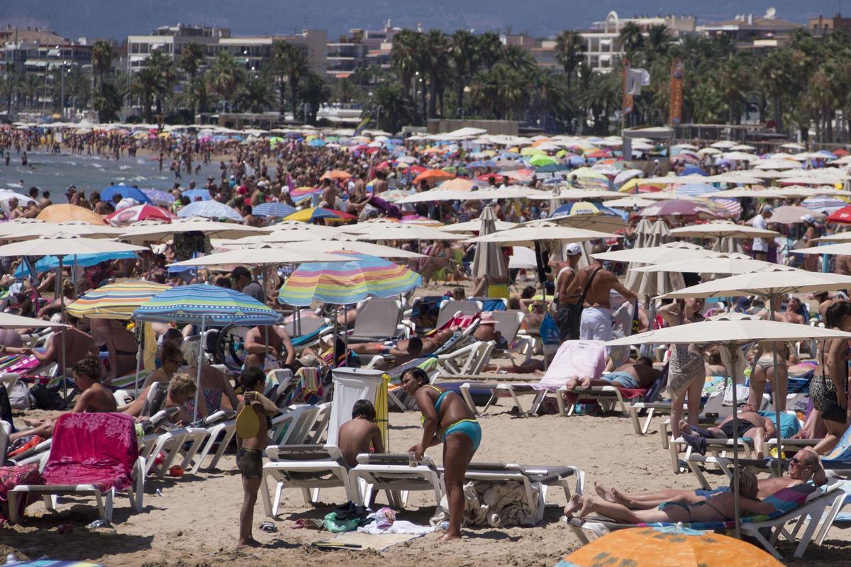 Turistas en la playa de Llevant de Salou.