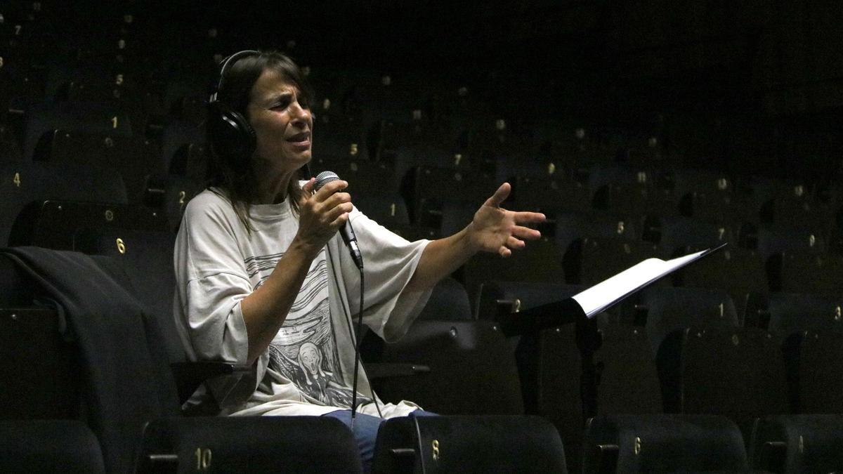 La cantant Lídia Pujol durant la gravació del nou disc a Torroella