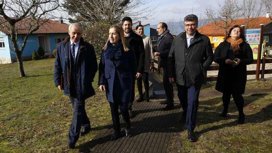 La presidenta del Congreso, Ana Pastor, entre Pedro Puig y Javier Bas en Aldeas Infantiles. // Ricardo Grobas