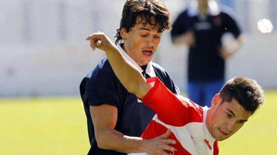 Jaime Noguerol presiona a un jugador del Sanse en el partido de la primera vuelta. // Área 11