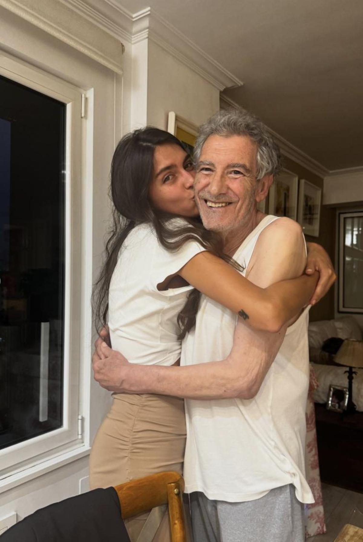 Lucía Rivera, abrazando a su abuelo Rafael Romero