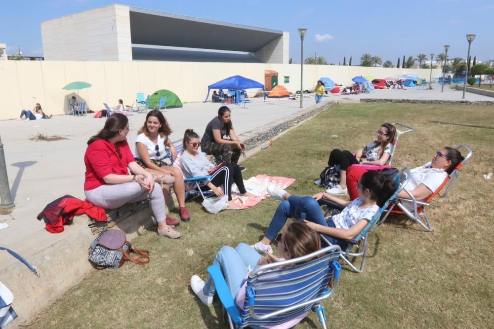 El cantante malagueño inicia su gira 'Prometo' en Málaga este fin de semana con dos conciertos, viernes y sábado, en el Auditorio Municipal y ya el miércoles había algunas aficionadas haciendo cola para conseguir el mejor sitio.