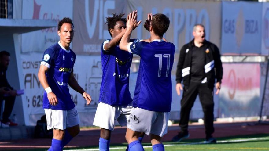 Los jugadores del Sant Rafel celebran el gol que significó el 1-1