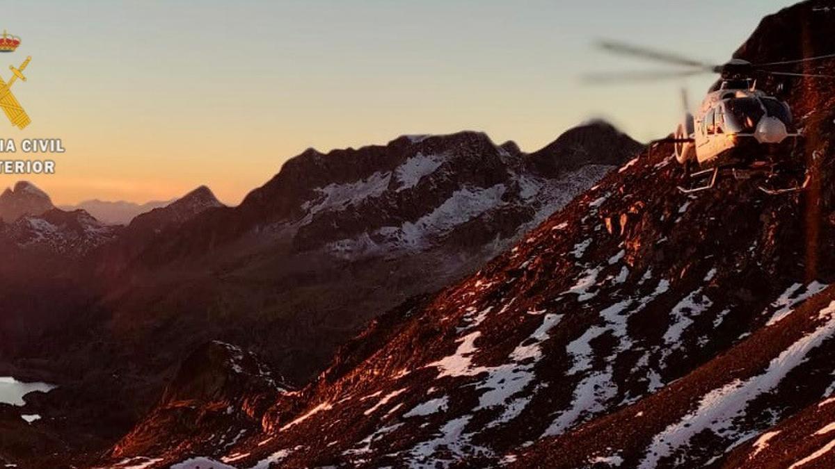 El helicóptero sobrevuela la Gran Facha, donde rescataron a dos montañeros el sábado.