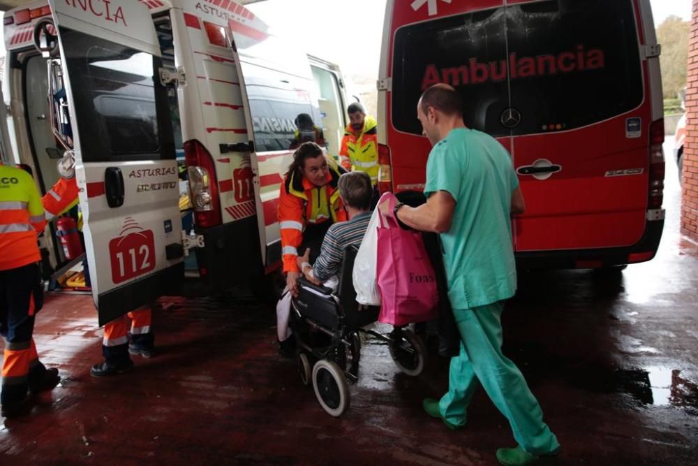 Temporal en Asturias: El hospital de Arriondas, desalojado por las inundaciones