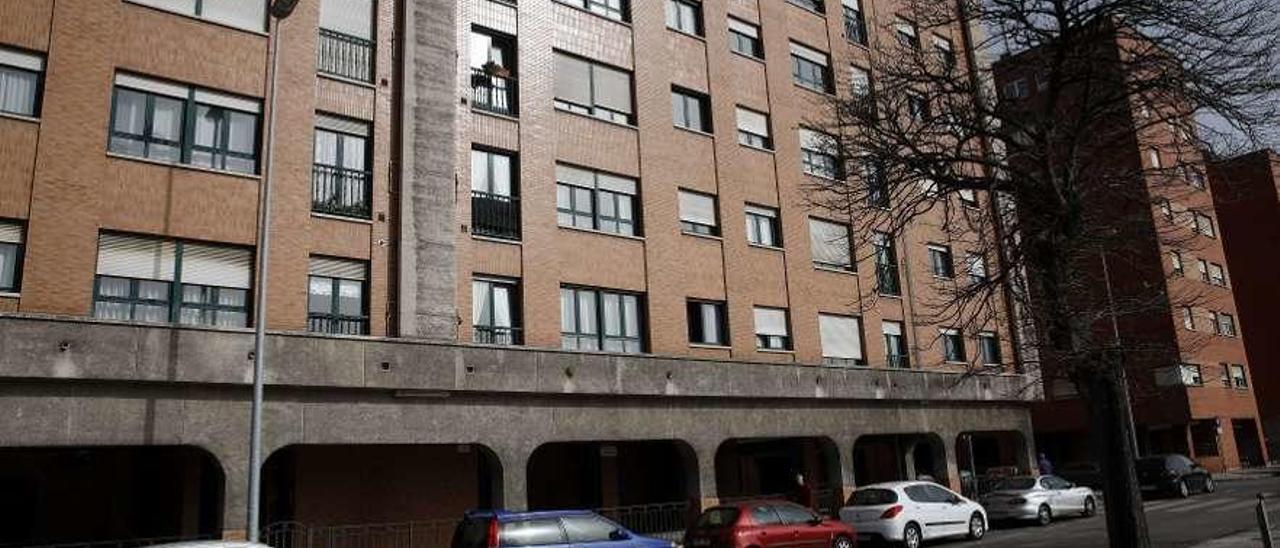 Edificio de la calle Maestro Amado Morán, en el barrio de La Calzada, donde estaba la niña.