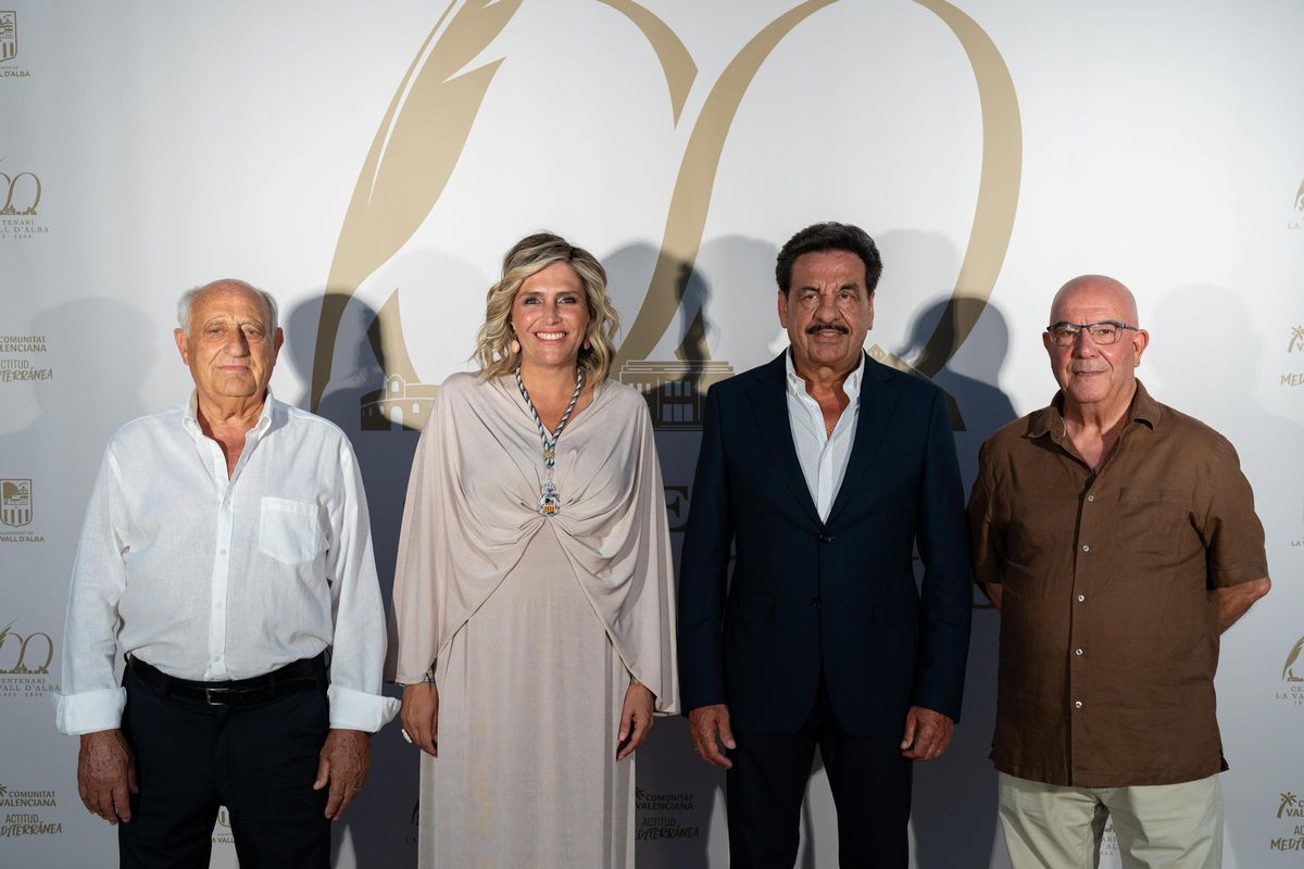 En la imagen, la alcaldesa, Marta Barrachina, con tres exmunícipes de Vall d’Alba.
