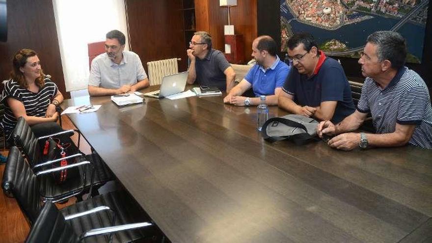 Reunión de ayer con las tres comunidades de montes. // R. V.