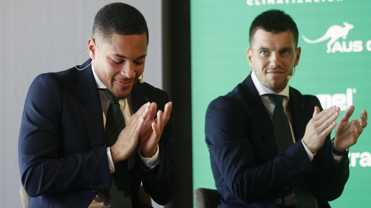 Los jugadores Giovani Lo Celso  y Vitor Roque durante su presentación como nuevos jugadores del Real Betis en la Ciudad Deportiva Luis del Sol, este lunes.