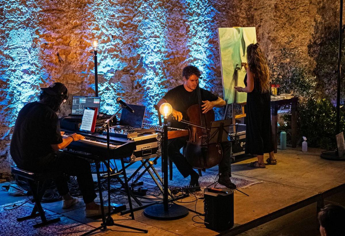 La actuación de Felt Oxytocin del pasado 3 de agosto en Sant Antoni, junto a la artista Cristina Reina.   | ALEX ZITO