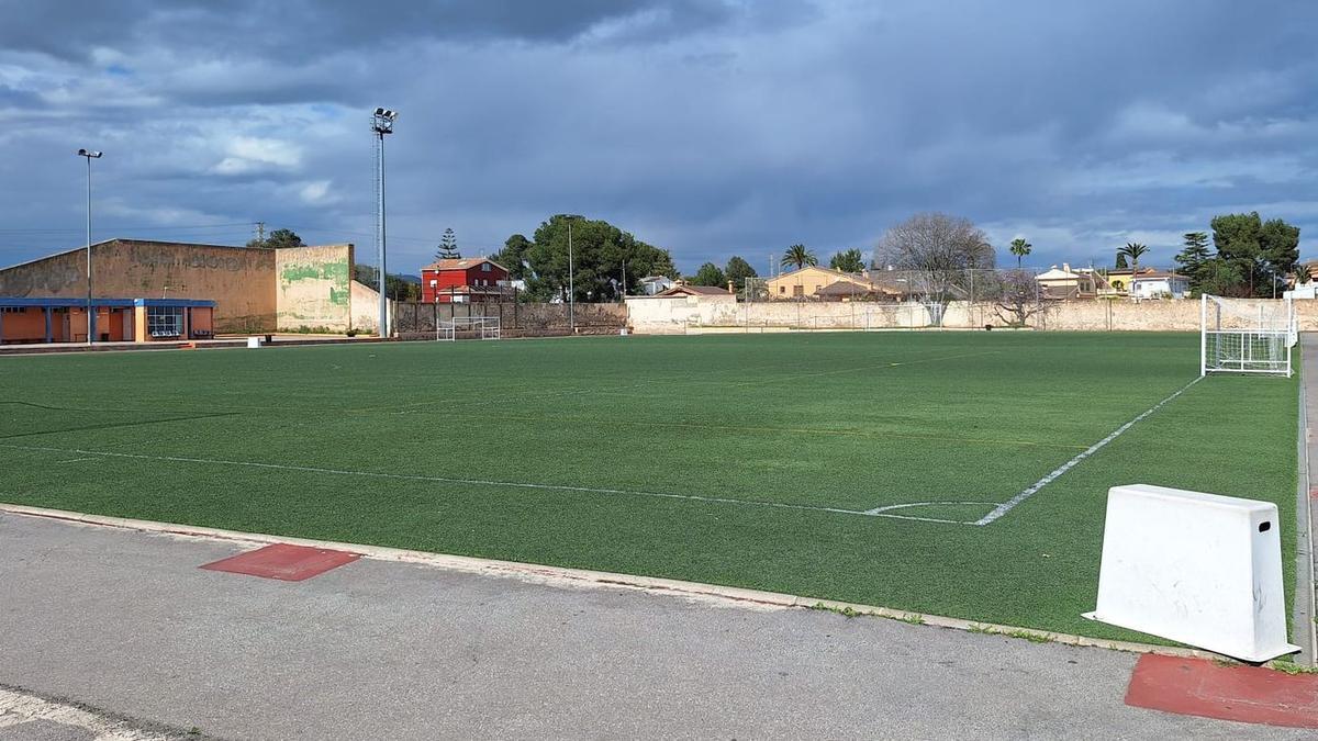 La intervención en el campo de fútbol 11 de Flors consiste en la sustitución del césped artificial de la cancha.