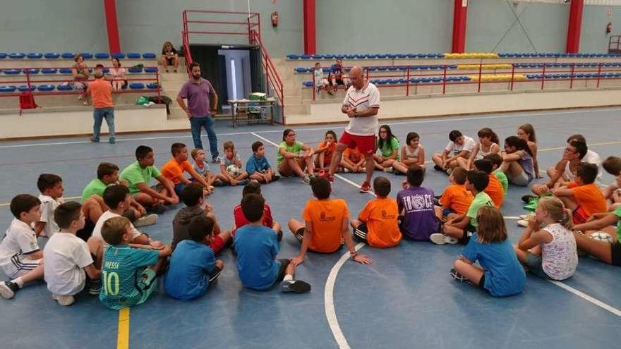 Alberto Grande, con los chavales, en Corrales.