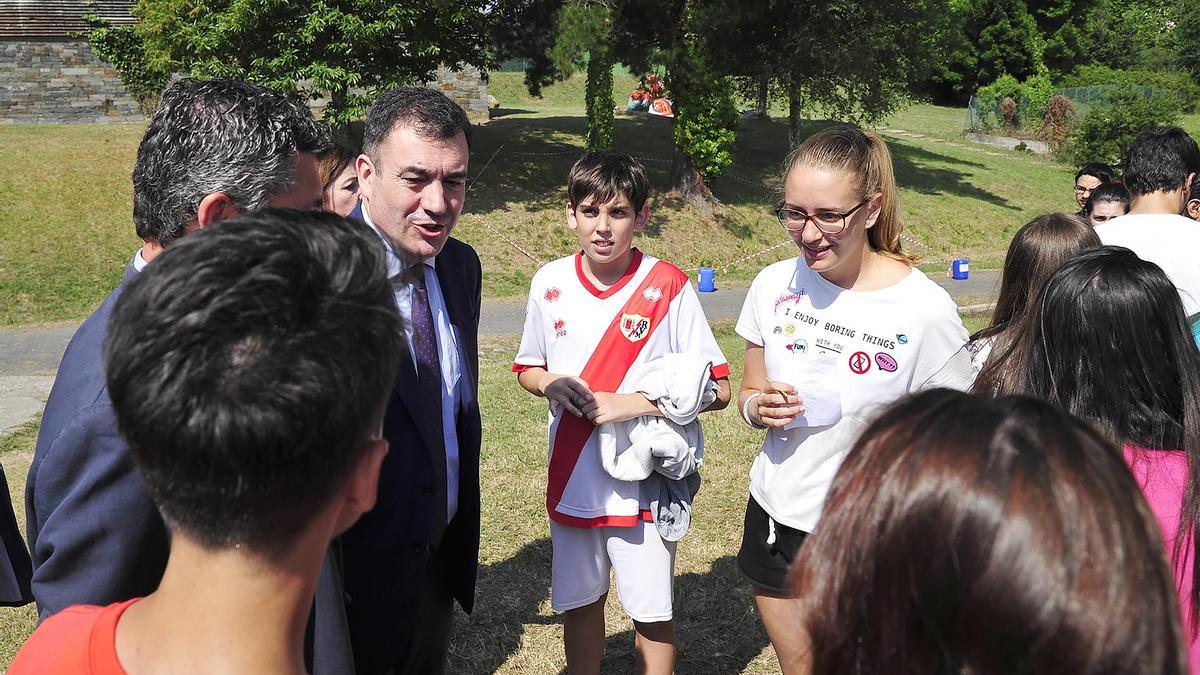 El conselleiro Román Rodríguez, en una visita a un campamento de idiomas antes de la pandemia.