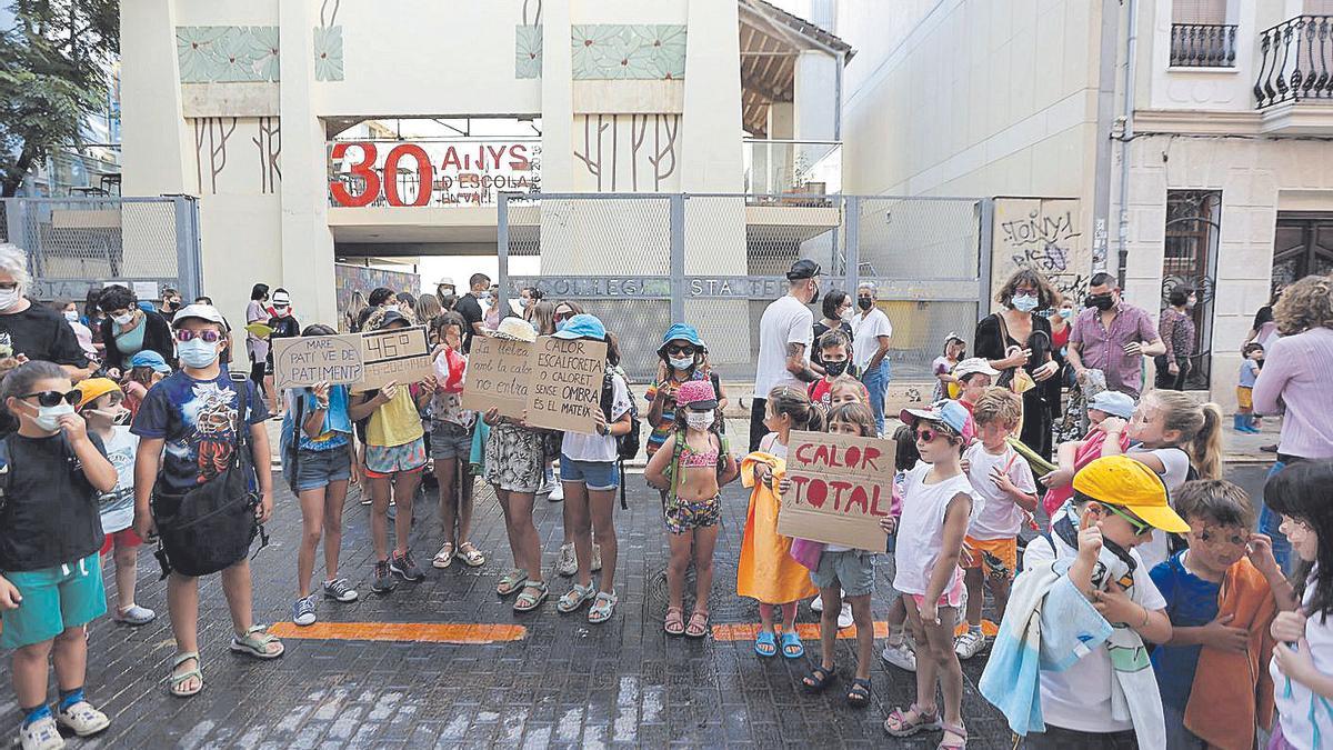 Protesta en bañador porque los niños «se asan» de calor en el patio del colegio