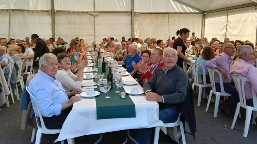 Asistentes á comida. | FdV