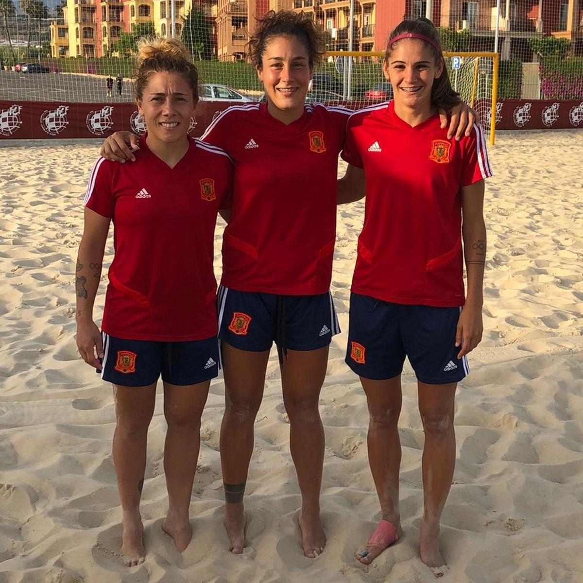 Andrea Mirón, Sara Tui y Carol González, las tres integrantes gallegas de la selección.