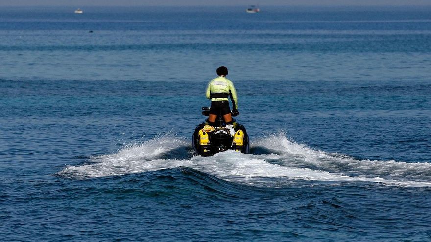 Muere una mujer tras chocar una moto acuática con una lancha en Manilva, Málaga