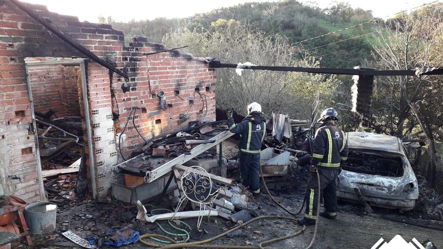 Extinguen un incendio que calcinó varias construcciones y vehículos de una vivienda de Grado