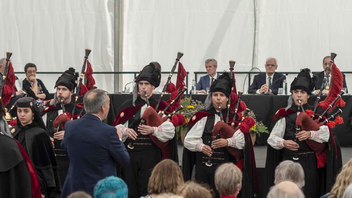 A Real Banda de Gaitas da Deputación de Ourense, durante a homenaxe a Delgado Gurriarán. Ao fondo, o presidente da RAG, Víctor F. Freixanes, e o presidente da Xunta, Alfonso Rueda.