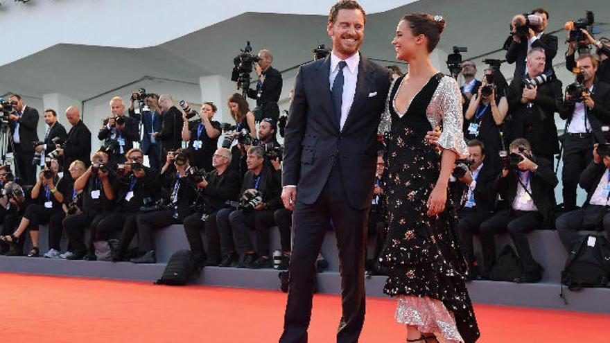 Fassbender y Vikander, glamour en Venecia