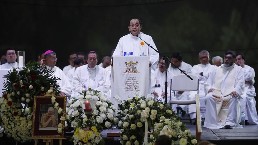 Con cantos y oraciones despiden al jesuita vigués 'Chema' Tojeira y sepultan sus restos en El Salvador