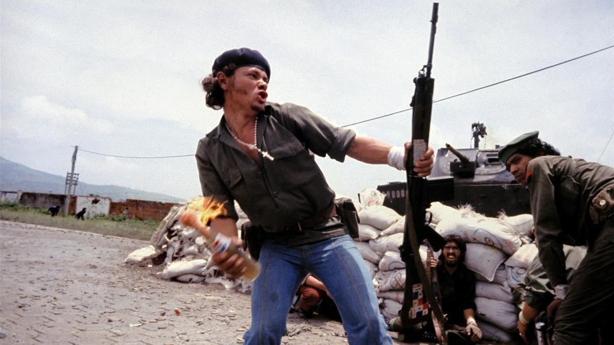 'Molotov Man', sandinistas en las murallas de la sede de la Guardia Nacional, foto tomada por Meiselas en Nicaragua, en 1979.