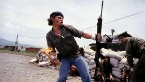 ’Molotov Man’, sandinistas en las murallas de la sede de la Guardia Nacional, foto tomada por Meiselas en Nicaragua, en 1979. 