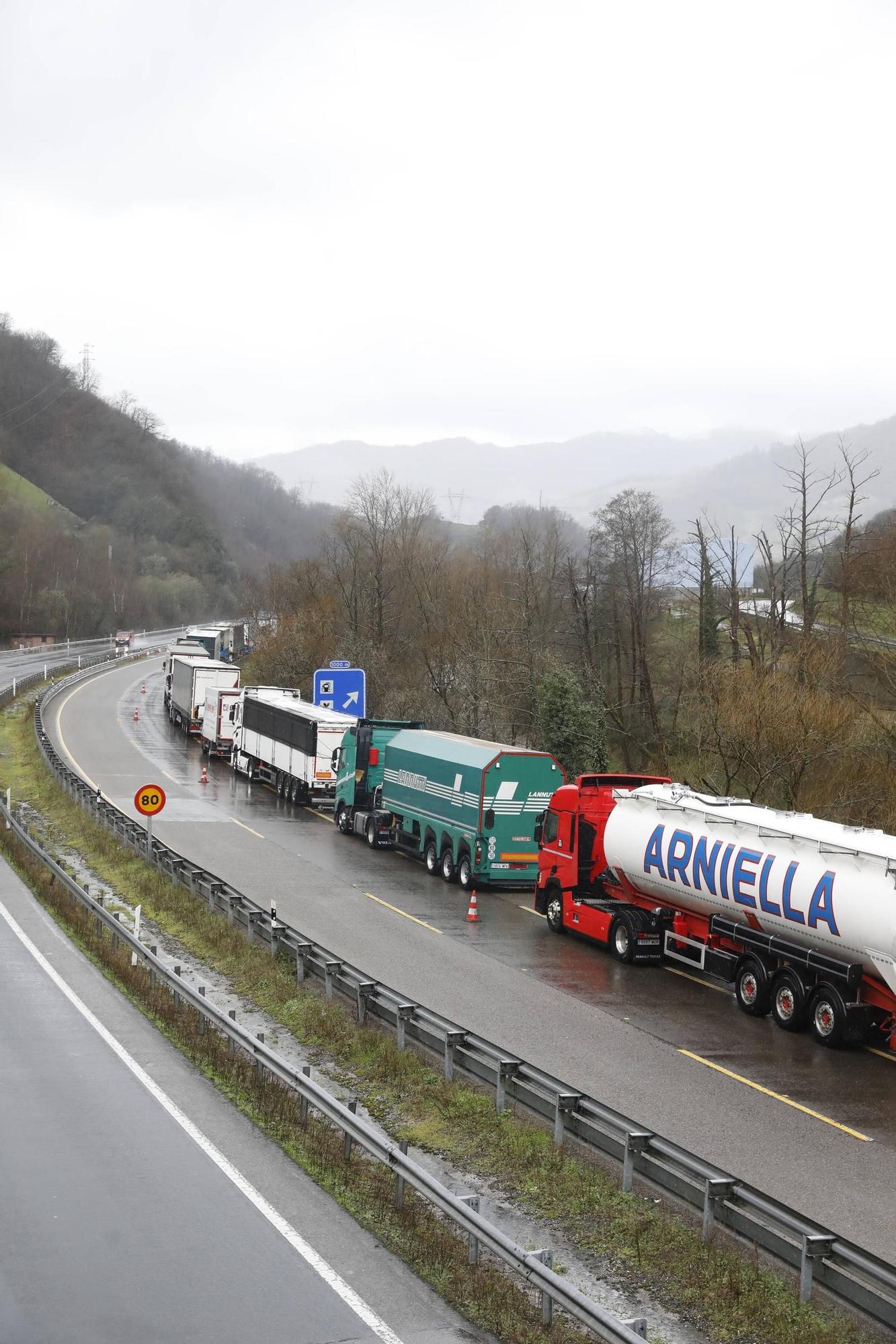 EN IMÁGENES: Camioneros retenidos por la nieve en Lena