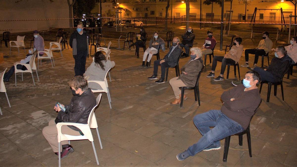 Los asistentes al acto. Al fondo, los dos agentes de policía