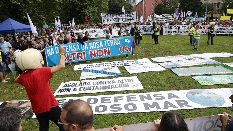 Una multitudinaria protesta contra la instalación de la fábrica de Altri rodea la Xunta en Santiago