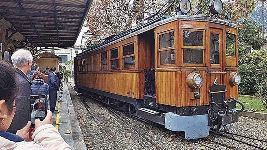Una pasajera toma una fotografÃ­a del tren de SÃ³ller.