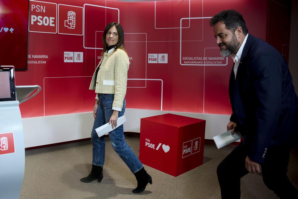 El secretario de Organización del PSN-PSOE, Ramón Alzórriz, y la portavoz el Ayuntamiento de Pamplona, Manina Curiel