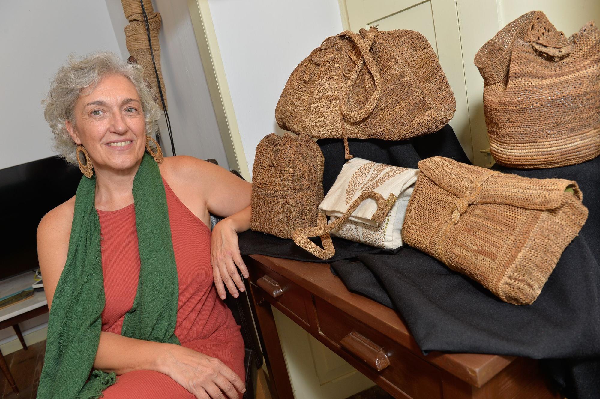 La artesana María Pilar Ureña realiza cestería de ristra