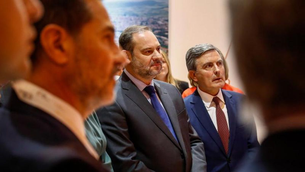 José Luis Ábalos, exministro de Transportes, junto a Pedro Saura, exsecretario de Estado de Infraestructuras.