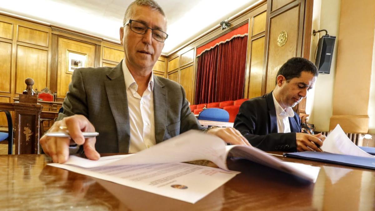 Rafa Climent y Toni Francés firmando el convenio este lunes.