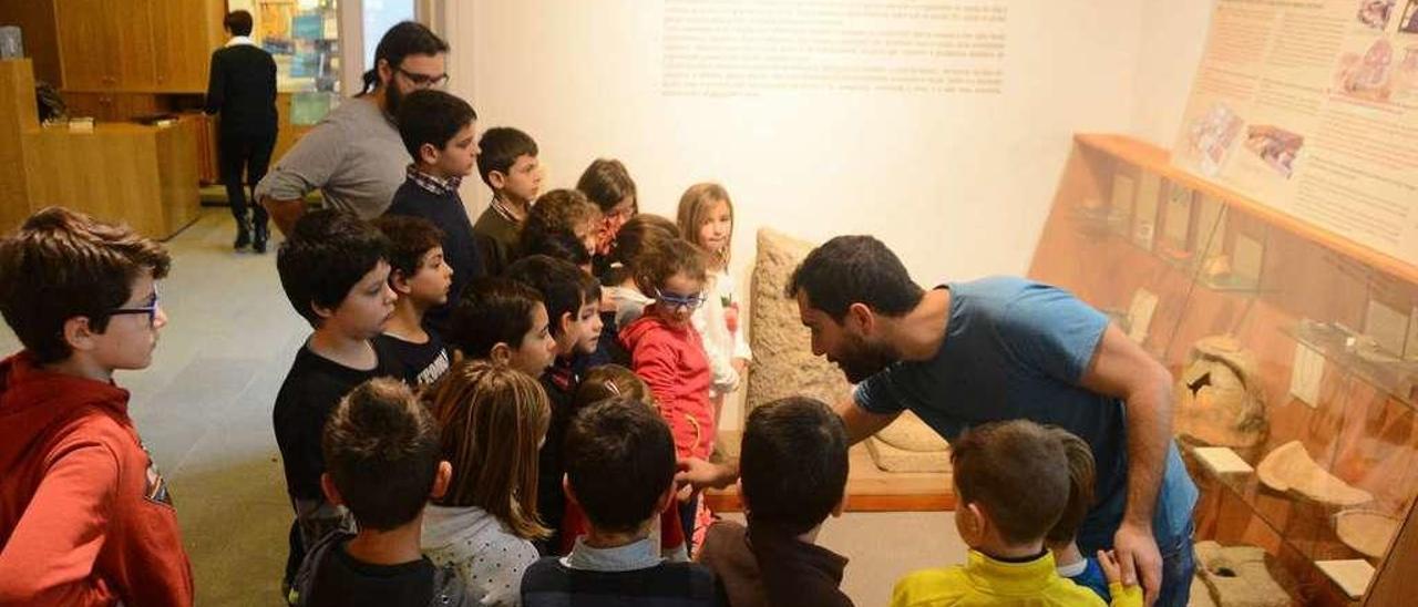 Un grupo de pequeños en un taller sobre arqueología celebrado en el Museo Massó de Bueu. // G.Núñez