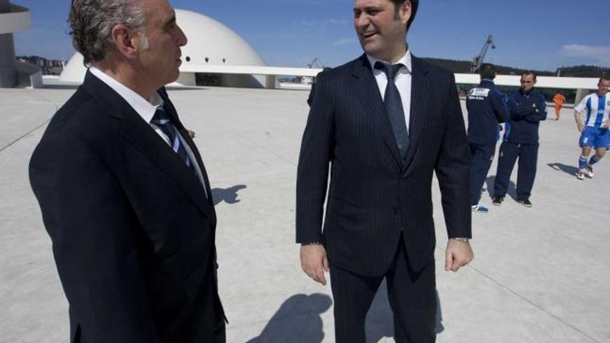 Luis Cousillas, a la derecha, con José Luis Rodríguez en el Niemeyer.