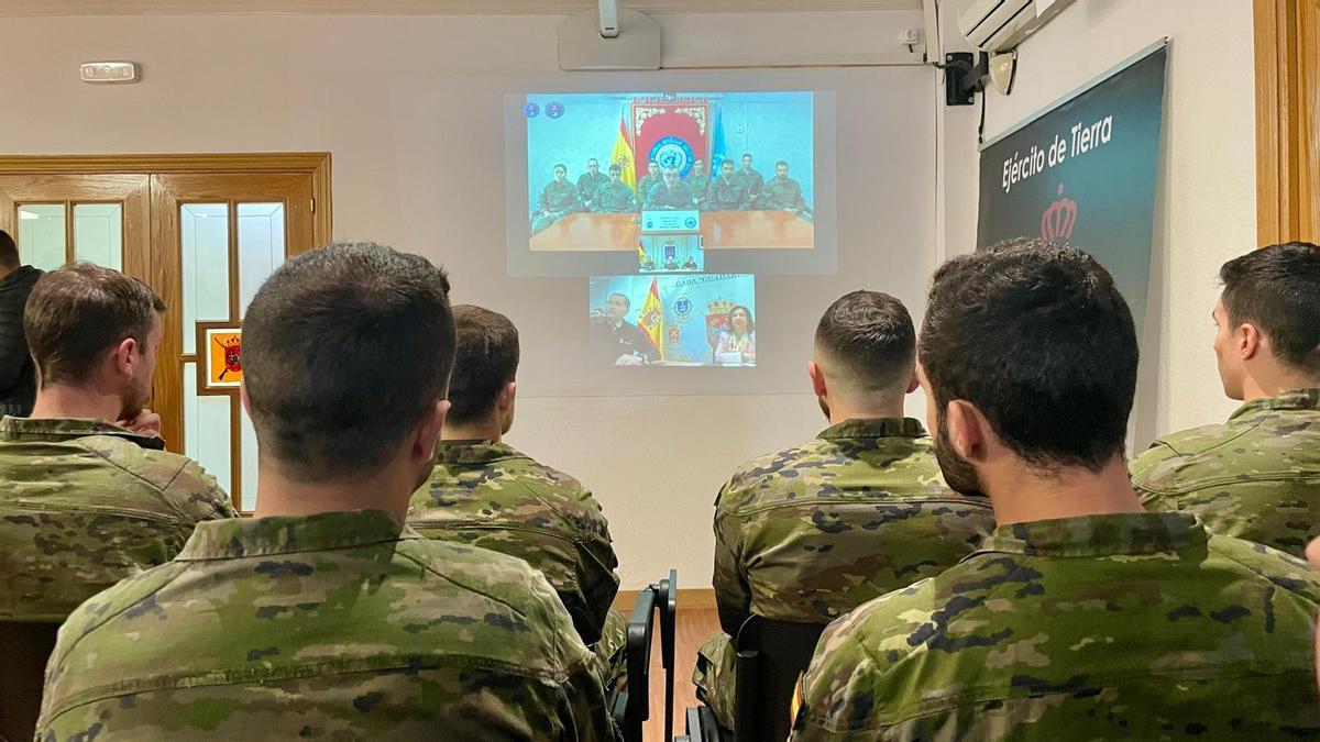 Un momento de la videoconferencia con los cascos azules desplegados en el Líbano, este lunes en la base de El Goloso