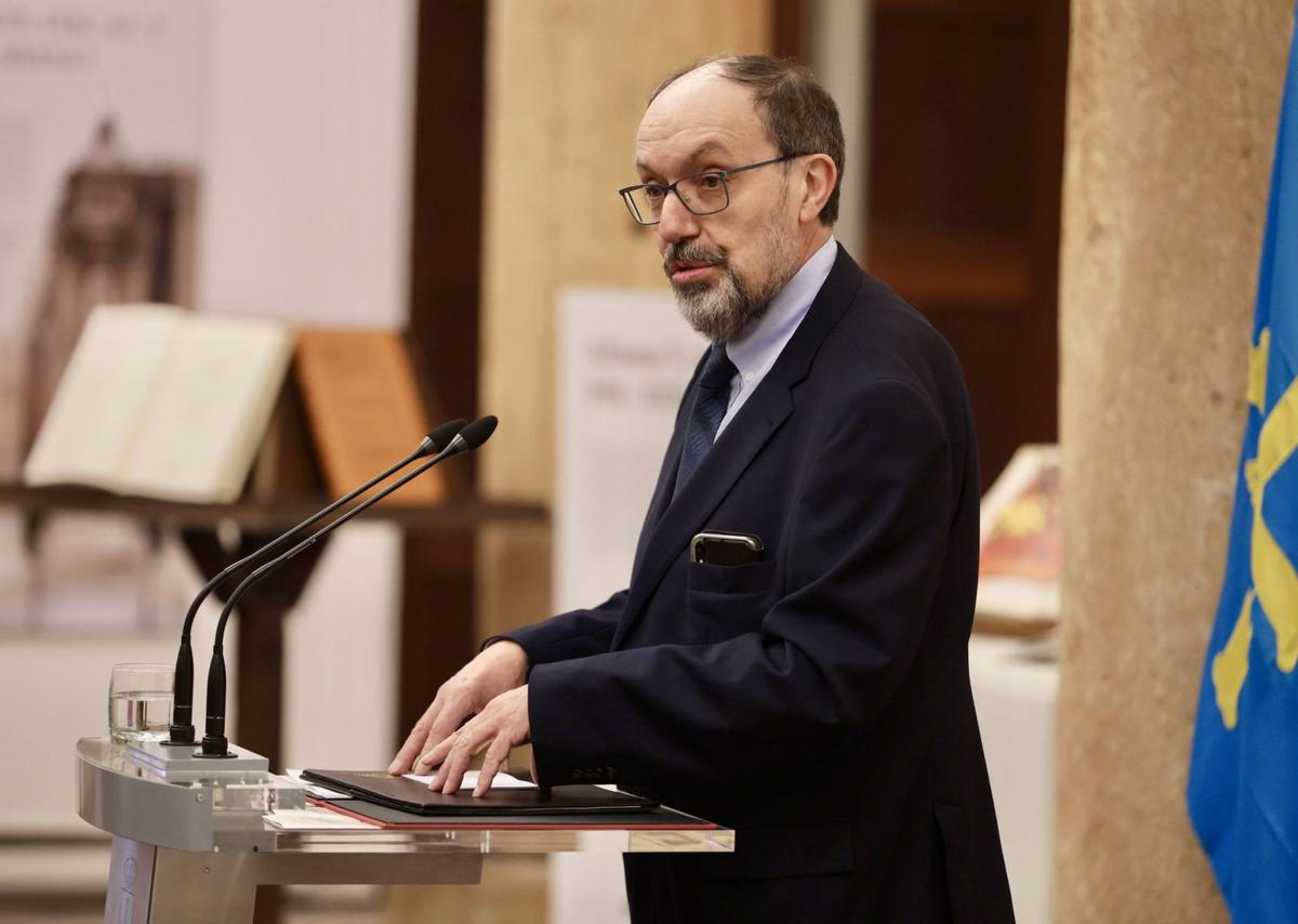 José Luis Chamosa, durante la inauguración de la exposición en Oviedo sobre las leyes del Reino de Asturias y León. |   | NACHO VELA