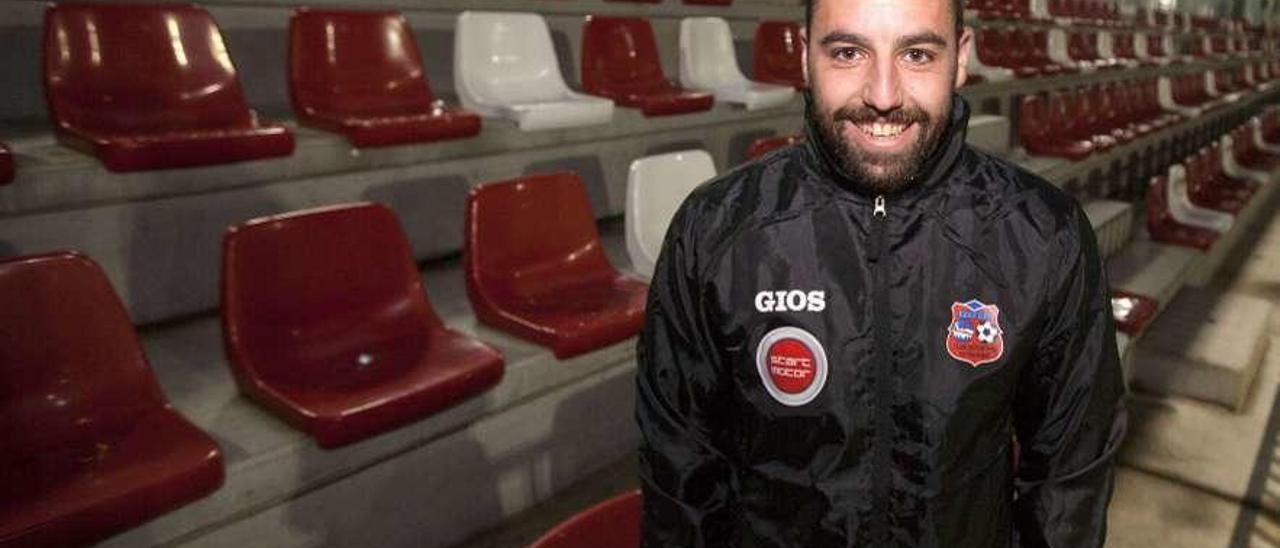 Martín Vilar posa en las gradas del Estadio Municipal de A Estrada. // Bernabé/Cris M.V.