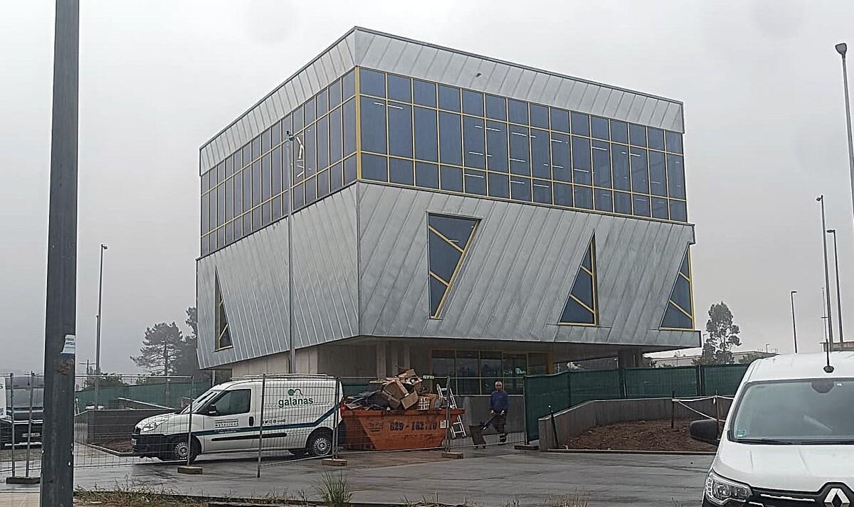 El edificio acristalado del multifuncional, que costó más de un millón y se inaugura el día 12