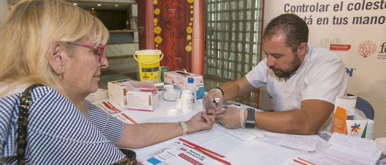 Campaña por la medición gratuita del colesterol en el Hospital General.