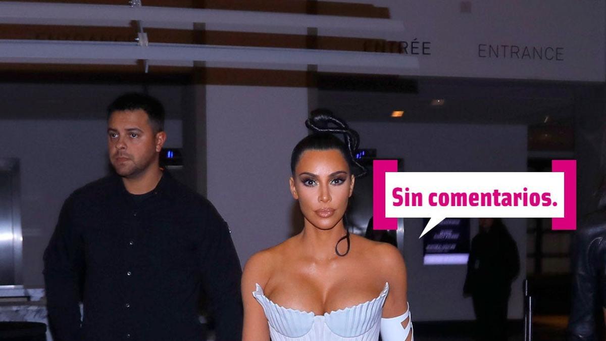 El vestido 'cisne' de Kim Kardashian: apretadita y con un churro