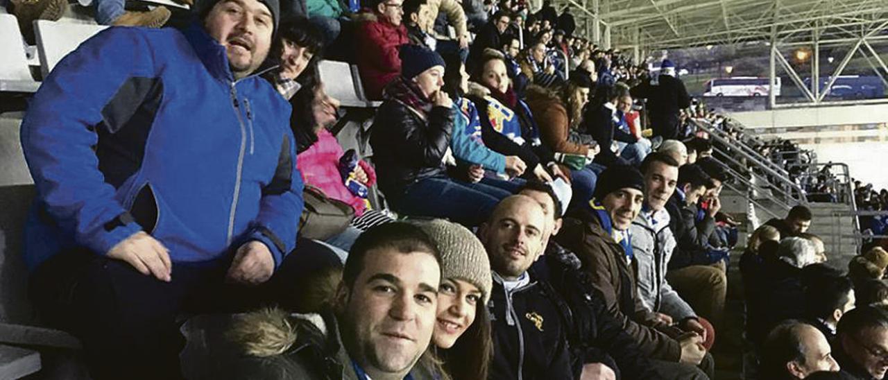 Miembros de la peña oviedista Valles del Trubia durante uno de los partidos del Oviedo en el Carlos Tartiere a los que se han desplazado juntos.