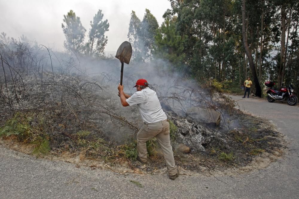 Los medios de lucha contra incendios han conseguido estabilizar el fuego y ha sido desactivada la situación de alerta. Alberto Núñez Feijóo estuvo ayer en Arbo para seguir las labores de los profesion