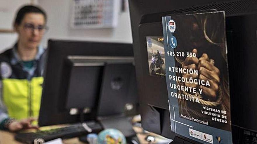 Una policía del servicio UFAM de la Comisaría de Zamora atiende a una víctima de maltrato.