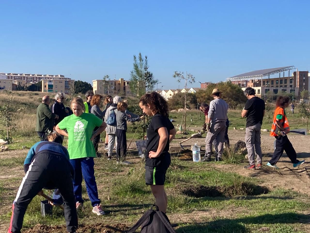 Bosque Urbano planta otros 30 árboles en los antiguos terrenos de Repsol